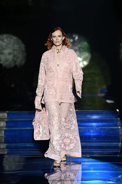 pizzo nero sfilata versace